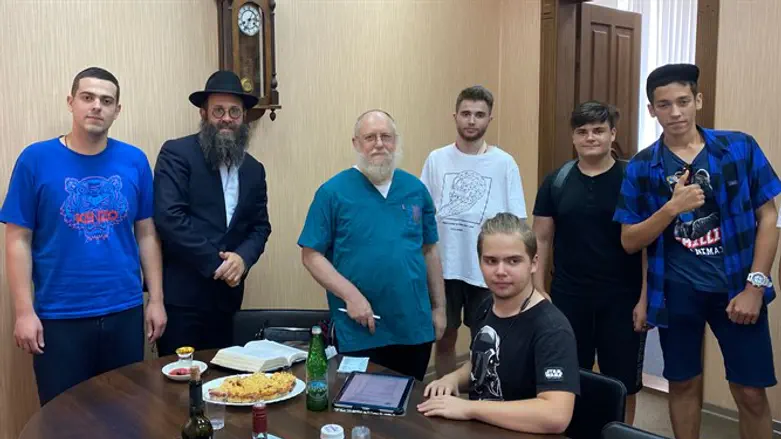 Rabbi Chaim Danzinger, left, introduces Dr. Yeshaya Shafit (center)