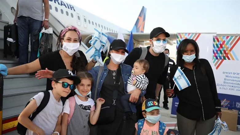 New Olim from France arrive in Israel