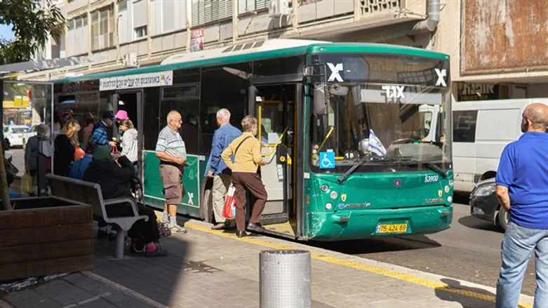 Bus stop in Israel (illustrative)
