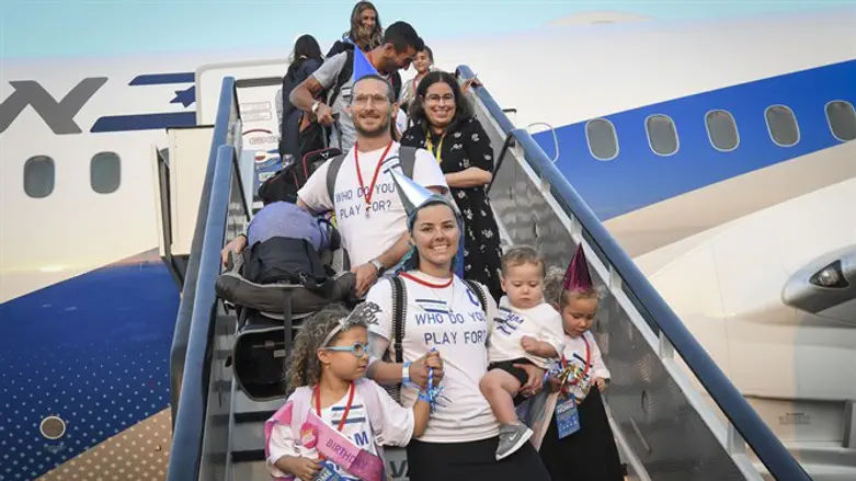 New immigrants from North America arrive in Israel