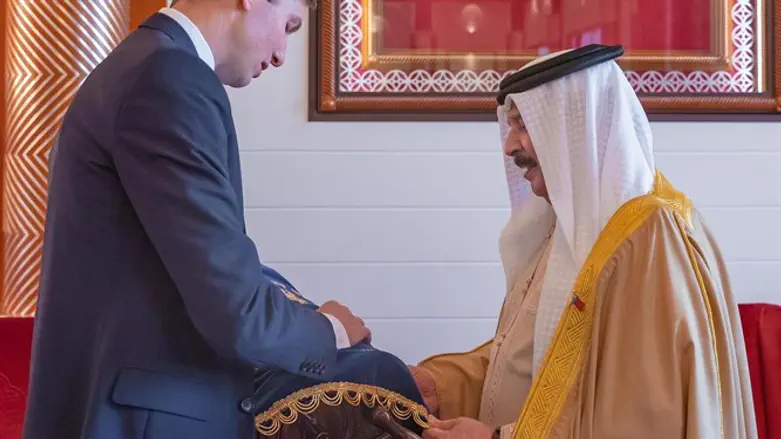 Kushner giving Torah scroll to King of Bahrain