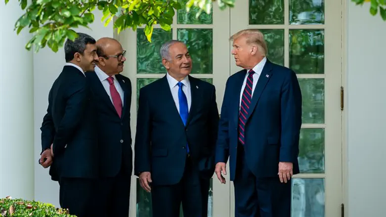 Netanyahu and Trump with UAE and Bahraini foreign ministers