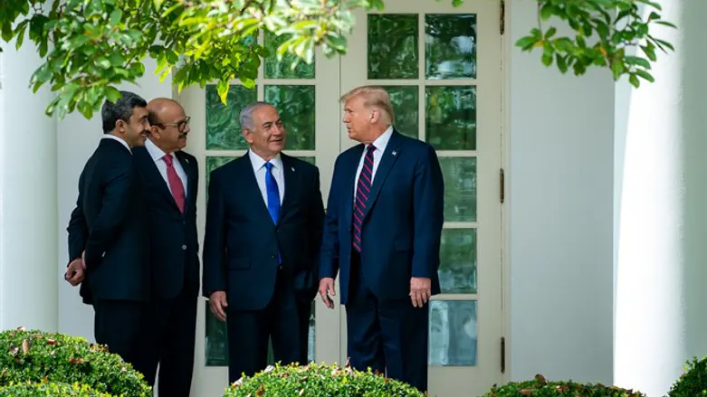 Netanyahu and Trump with Bahraini and UAE Foreign Ministers