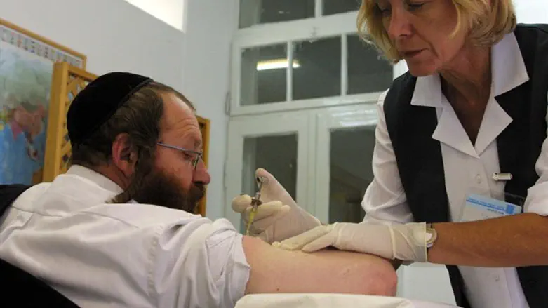 Haredi man receives vaccine