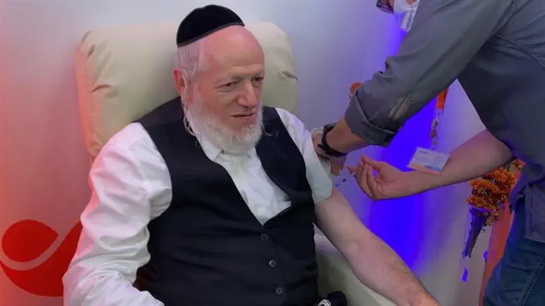 Yehuda Meshi Zahav gets vaccinated