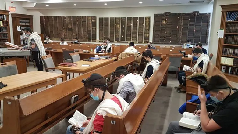 Torah Mitzion -davening with students