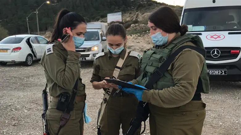 Lt. Reut Sapir (left) during an exercise with the Binyamin Brigade