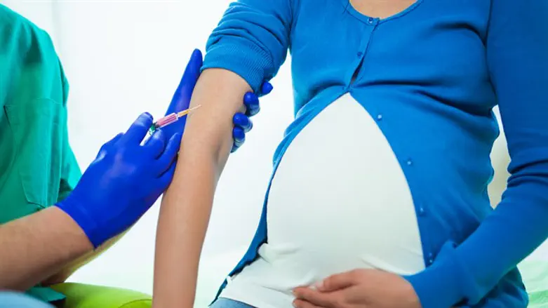 Pregnant woman receives vaccine (illustrative)