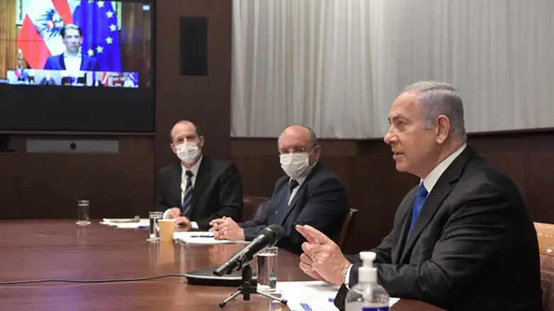 Netanyahu at Cabinet meeting