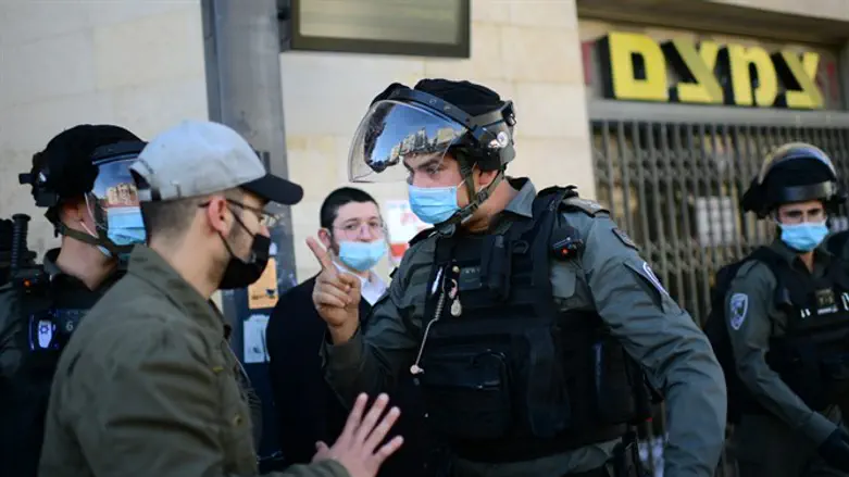 Police enforce COVID lockdown in Bnei Brak