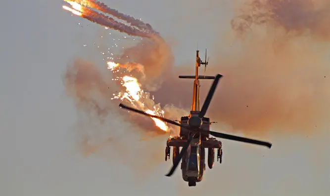 Боевой вертолет израильских ВВС наносит авиаудар