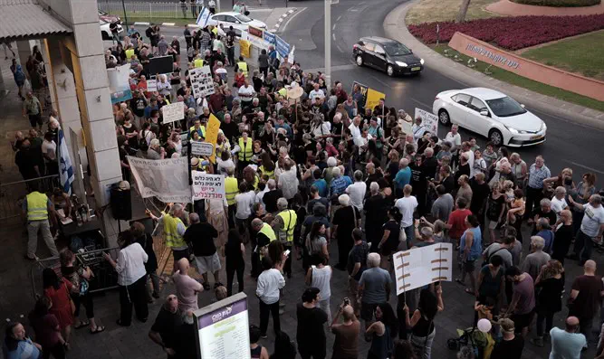 Демонстрация в Петах-Тикве против Авихая Мандельблита