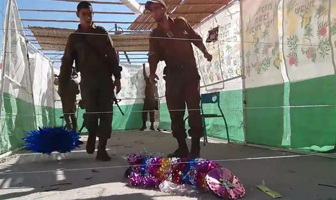 Сукка в армии. Иллюстрация