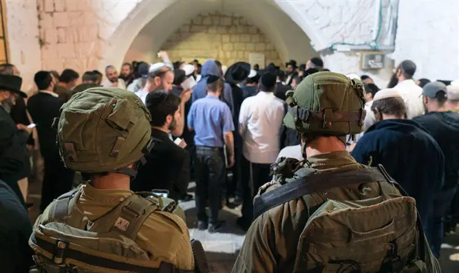 Солдаты ЦАХАЛ на страже порядка у гробницы Йосефа. Иллюстрация