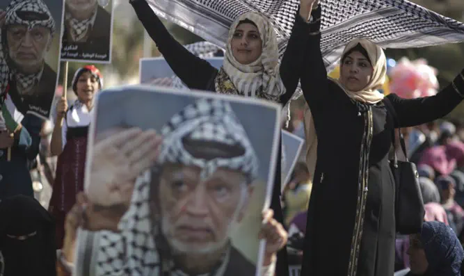 Жители Газы на торжествах, устроенных в память Ясира Арафата