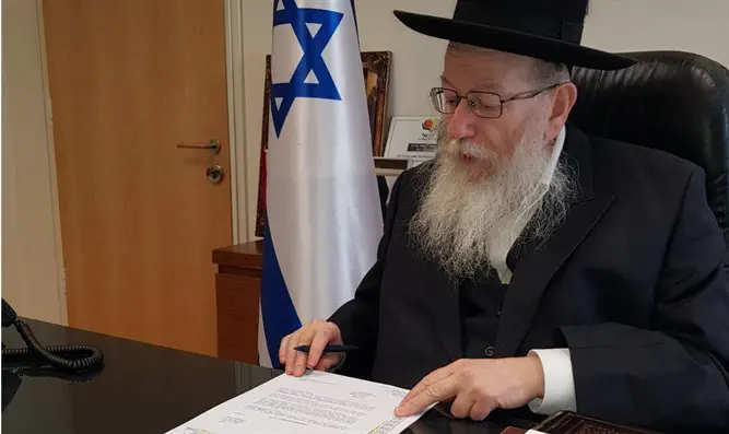 Яаков Лицман подписывает прошение об отставке