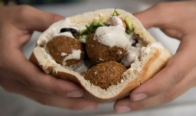 השגריר מאבו-דאבי עצר לאכול פלאפל-ערוץ 7 