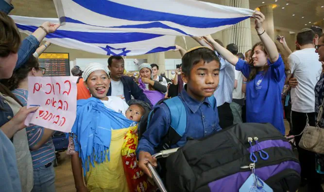 Члены общины Бней-Менаше прибывают в Израиль