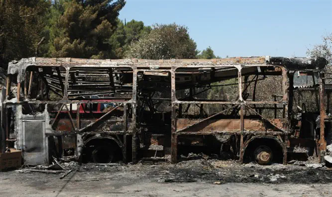 Автобус после взрыва. (Архив)