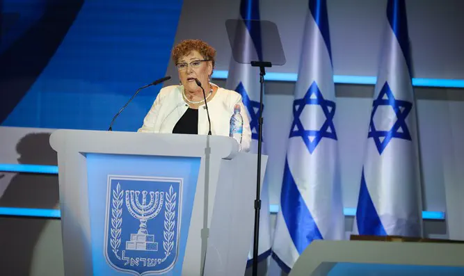 Мириам Перец выступает на церемонии вручения вручения Премии Израиля