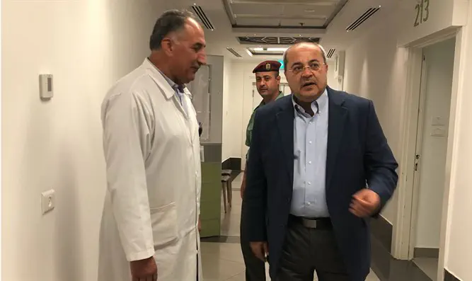 Ахиед Тиби с врачом в больнице у Махмуда Аббаса