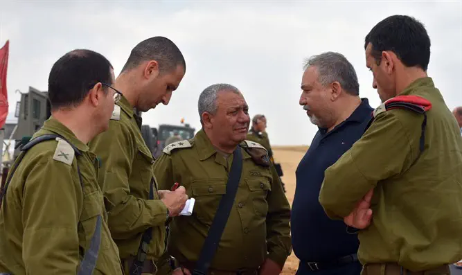 Авигдор Либерман с начальником генштаба на границе с сектором Газы