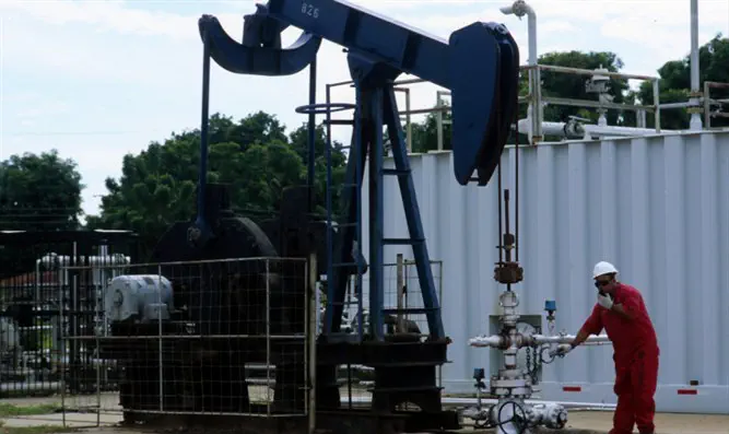 Бурение нефтяной скважины. Иллюстрация