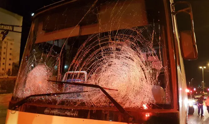 Автобус,пострадавший в результате "каменной атаки". Иллюстрация