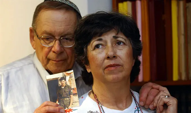 Родители Захарии Баумеля с фотографией сына