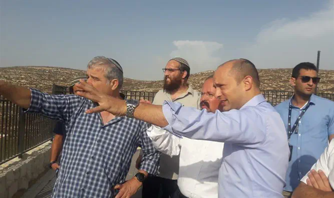 Нафтали Беннет в поселении Амихай