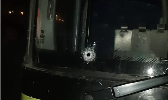 Автобус, подвергшийся обстрелу террористов