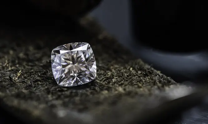 אישום: העניק יהלומים מזויפים כבטוחה להלוואות-ערוץ 7 