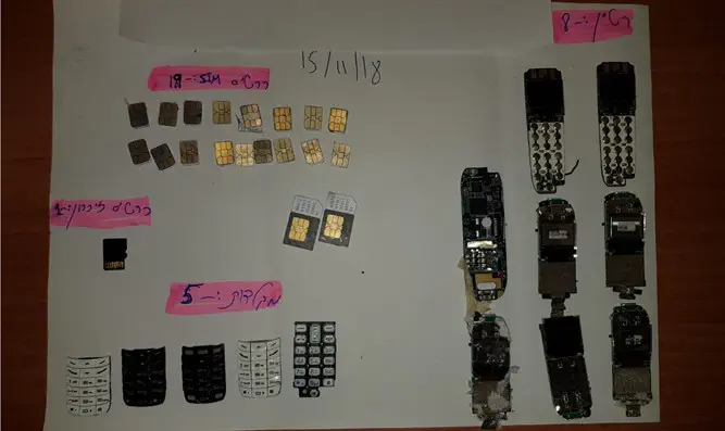 Перехваченная бойцами МАГАВ контрабанда: телефоны и SIM-карты