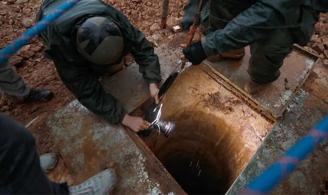 Солдаты ЦАХАЛ осматривают туннель "Хизбаллы"