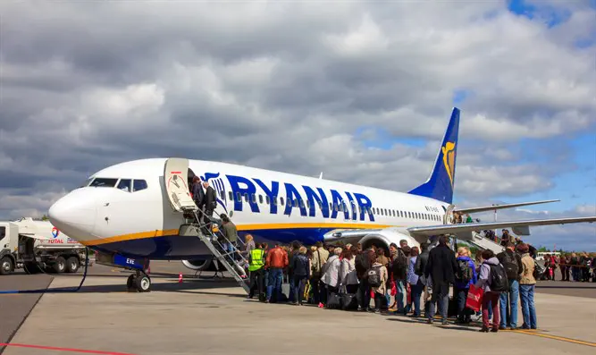 Самолет авиакомпании Ryanair. Иллюстрация