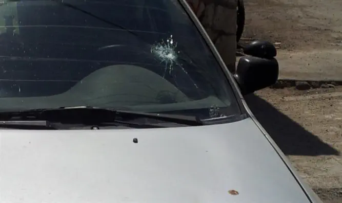 Автомобиль со следами повреждений 