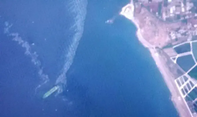 Нефтяной танкер у побережья Сирии (файл)