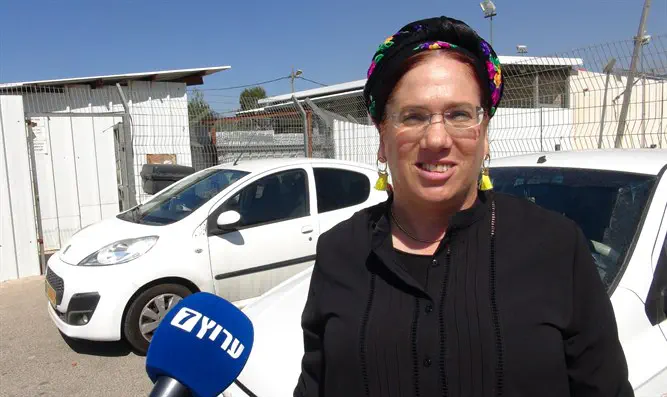 Нирит Змора у входа в военный суд Офра