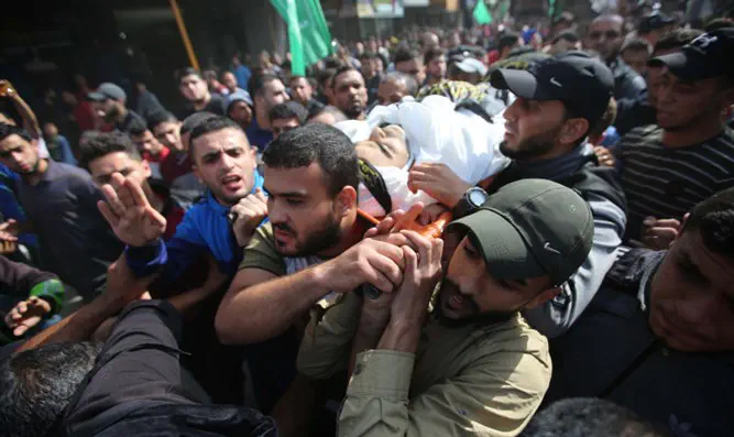 Жители Газы несут тело Халеда Фарраджа