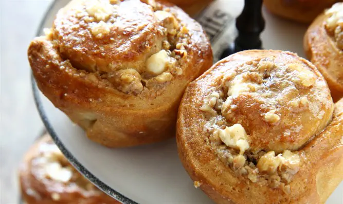 שבלולי שמרים עם שוקולד לבן ואגוזים