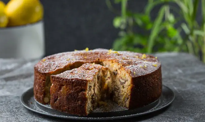 עוגה בחושה עם פירות יבשים