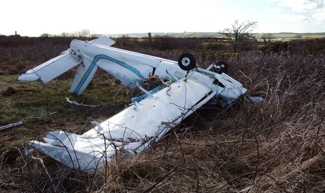 Разбившийся легкомоторный самолет. Иллюстрация