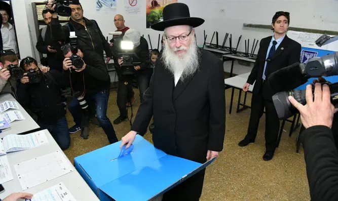 Яаков Лицман на избирательном участке