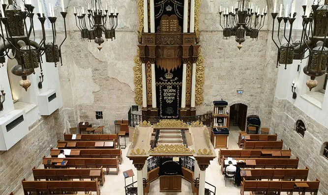 Практически пустая синагога