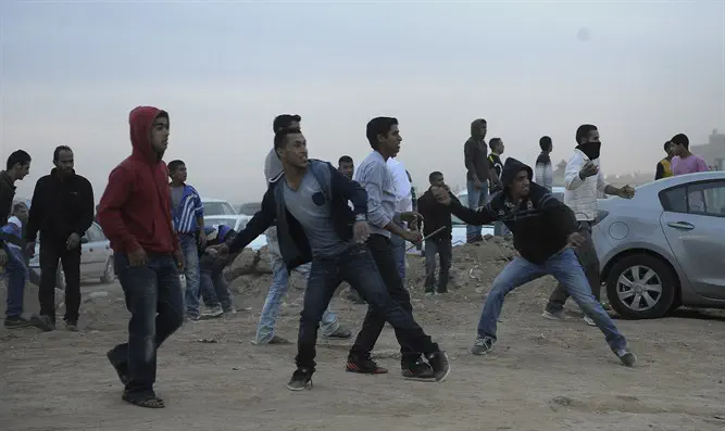 Бедуины бросают камни в полицейских. Иллюстрация