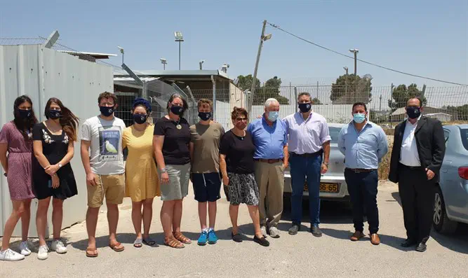 Семья Фульд у зания военного суда