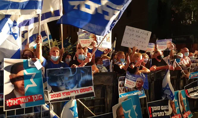 Сторонники Биньямина Нетаньяху на митинге у резиденции премьер-министра в Иерусалиме