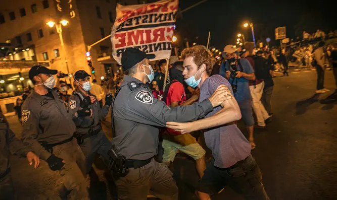 Столкновения протестующих с полицией (архив)