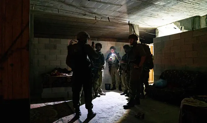 Силы ЦАХАЛ возле дома, в котором жил террорист-убийца