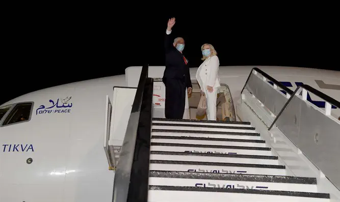 Биньямин и Сара Нетаньяху перед посадкой в самолет "Ха-Тиква"